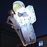 AXE Apollo Astronaut mit Girl: h10m schwebend
